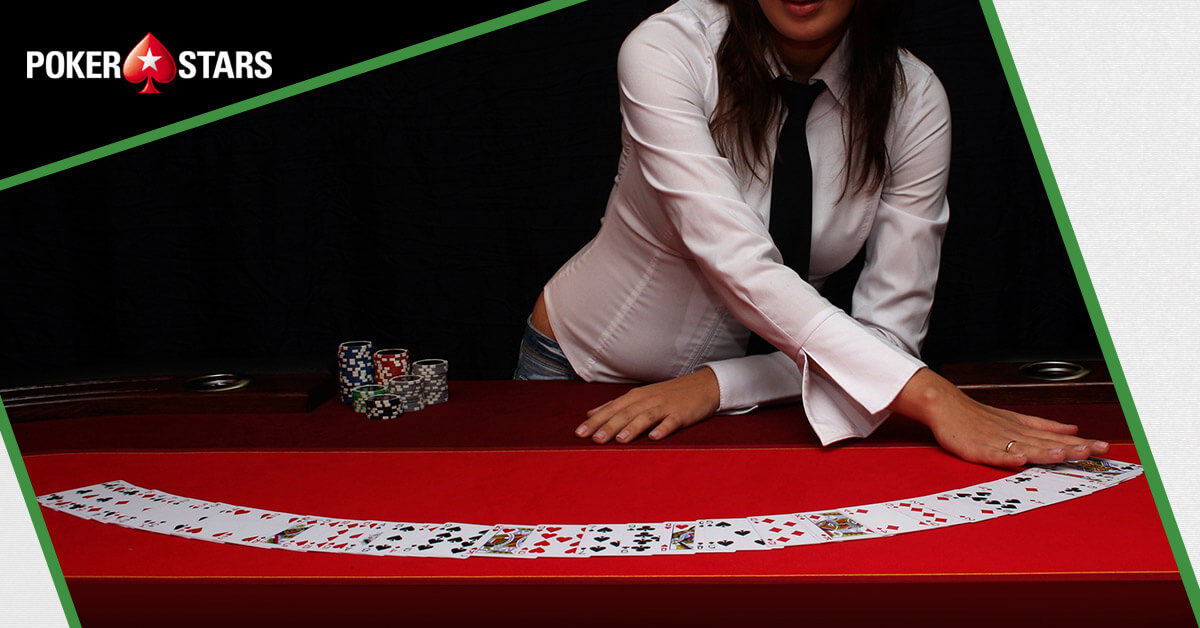 Крупье это тот же дилер в покере, но с одним отличием. Крупье только раздает карты и не принимает участия в игре.