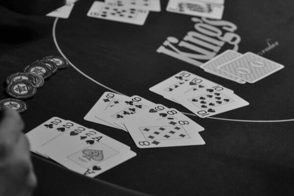 Чем покер Ананас отличается от Холдема и Омахи